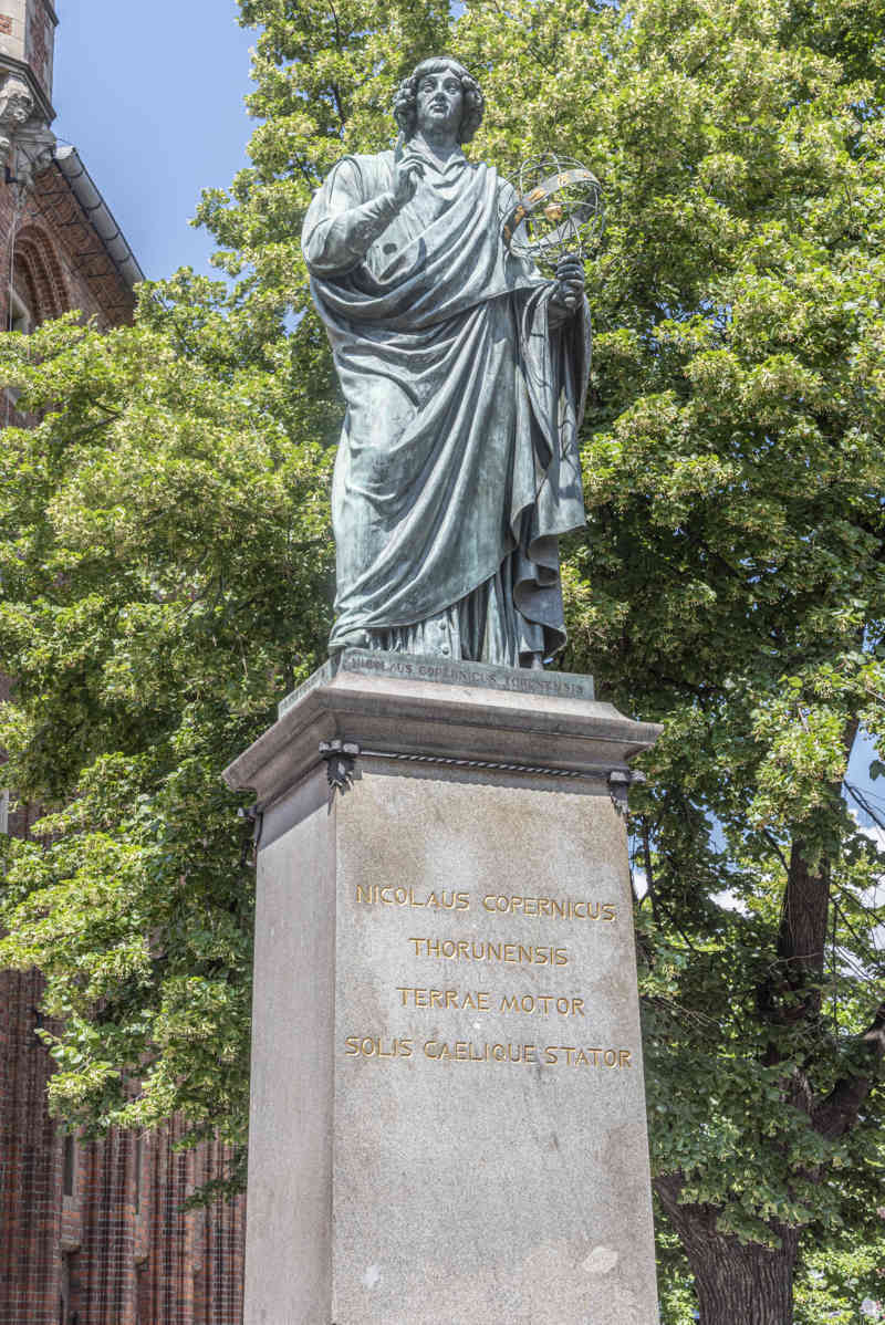 Polonia - Torun 016 - monumento a Nicolás Copérnico.jpg